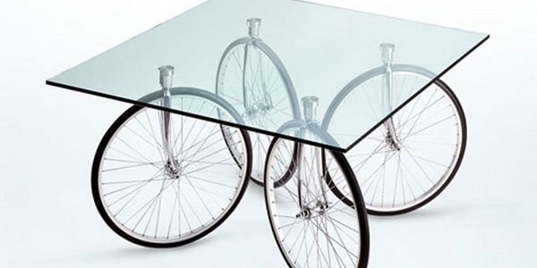 Стеклянный стол Tour Table, ножки которого заменяют велосипедные колеса
